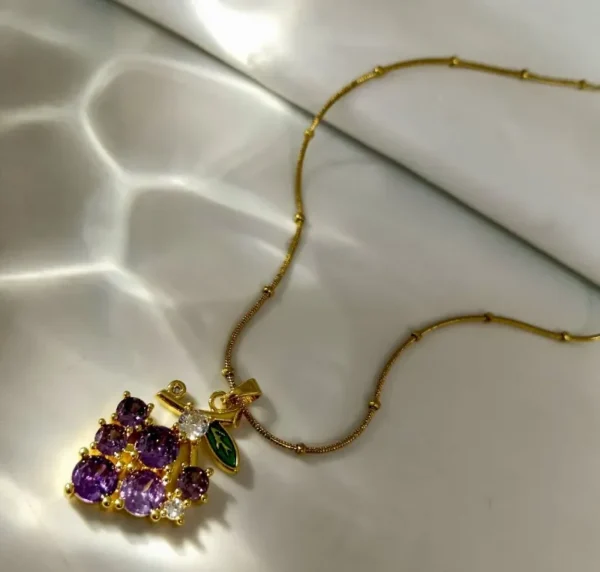 Green leaf grapes chain
